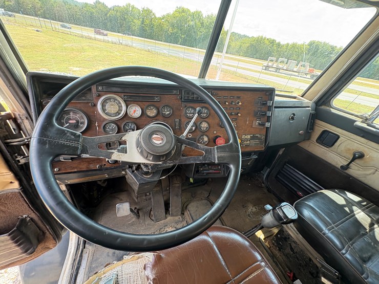peterbilt-378-image-16