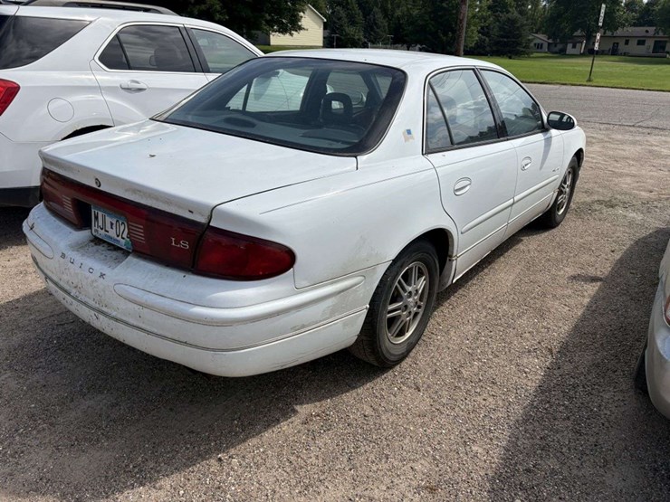 1999-buick-regal-ls-4-door,-3.8l-v6,-215/70r15-tires-on-alloy-wheels,-leather,-power-driver-seat,-am-image-4