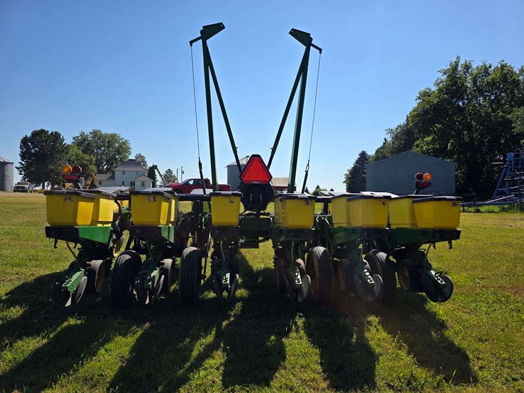 john-deere-7200-image-10
