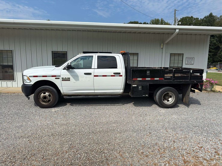 2017-dodge-ram-3500-image-2