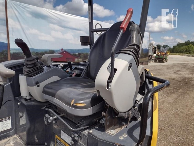 2021-deere-26g-image-11