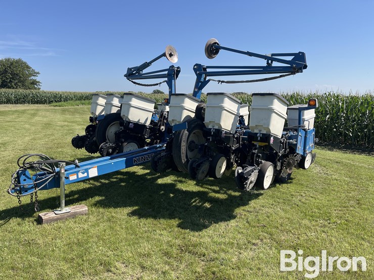 2015-kinze-3200-image-1