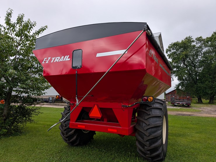 #2987-•-e-z-trail-550-unloading-grain-cart-image-12