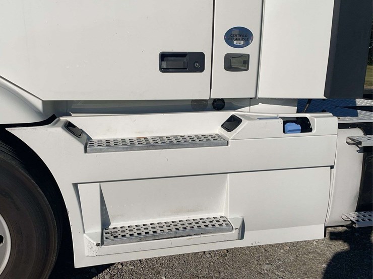 2017-volvo-day-cab-semi-image-6