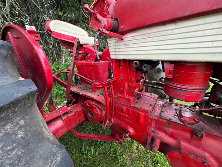 ih-460-tractor-image-23