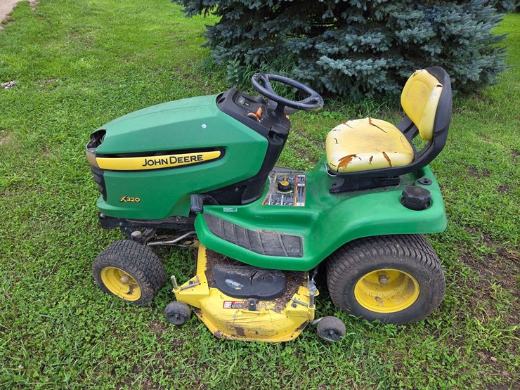 john-deere-320-image-9