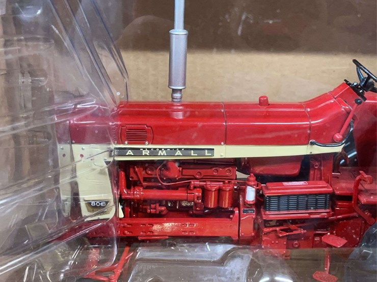 1/16-farmall-806-precision-key-series-nib-ertl-image-10