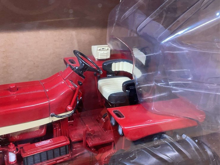 1/16-farmall-806-precision-key-series-nib-ertl-image-12