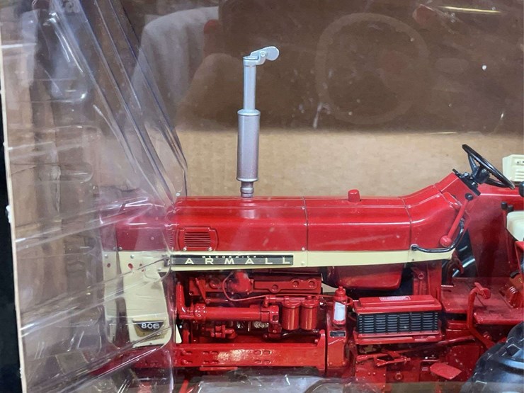 1/16-farmall-806-precision-key-series-nib-ertl-image-11