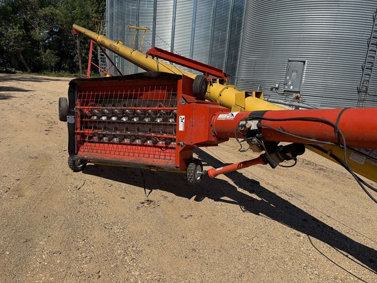 westfield-mk-100-61-auger-with-dual-auger-swing-hopper,-hydraulic-lift,-electric-hopper-walker-with-image-4