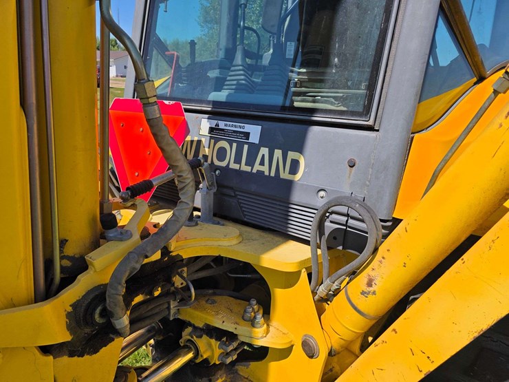 new-holland-lb75-image-17