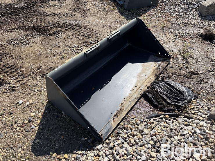 bobcat-68”-heavy-duty-skid-steer-bucket-image-3