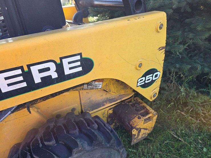 john-deere-250-image-12