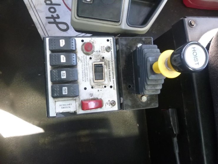 2020-peterbilt-567-image-15