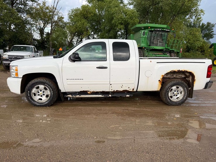 2011-chevrolet-1500-image-2