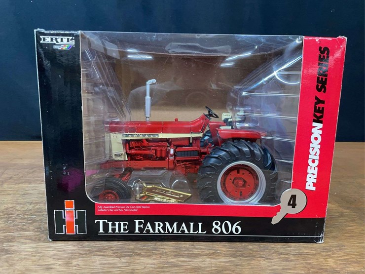 1/16-farmall-806-precision-key-series-nib-ertl-image-1
