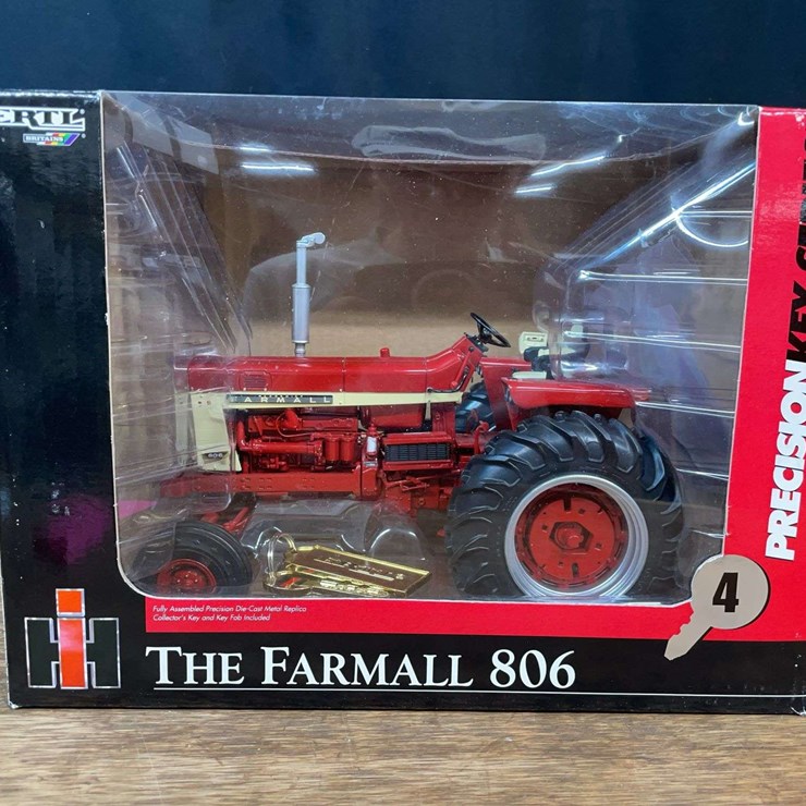1/16 Farmall 806 Precision Key Series NIB Ertl