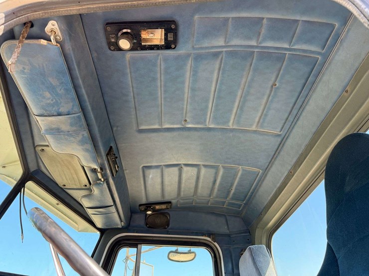 1997-peterbilt-385-image-52