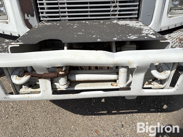 2003-freightliner-fl80-image-10