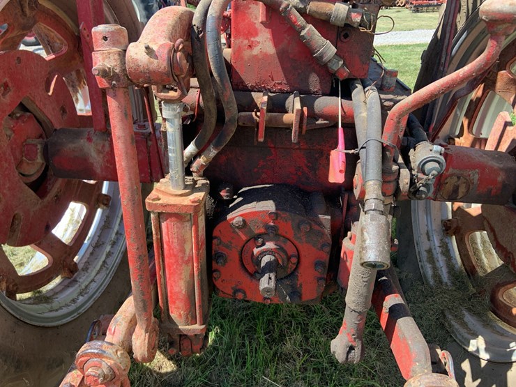 farmall-400-tractor-image-10