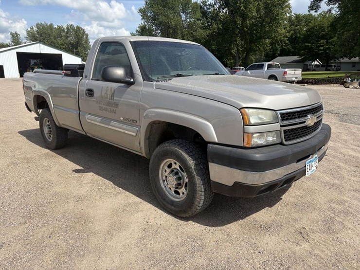 2006-chevy-silverado-2500hd-lt,-4x4,-6.0l,-auto-trans,-reg-cab,-8’-box,-pw,-auto-lights,-power-drive-image-2