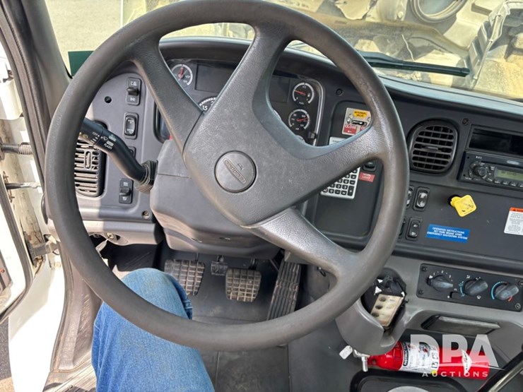 2006-freightliner-business-class-(dr12083)-image-60