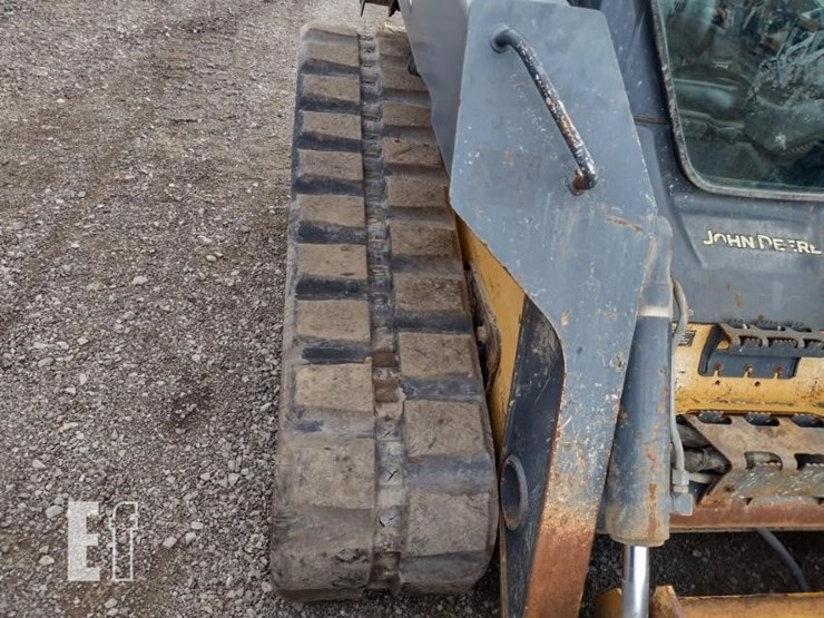 2015-deere-329e-image-34