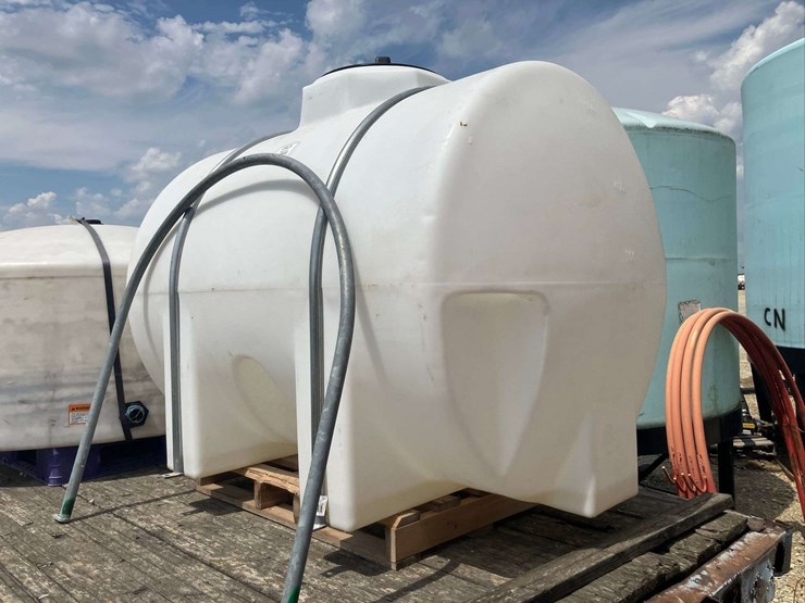 525-gallon-horizontal-poly-tank-with-straps-image-4