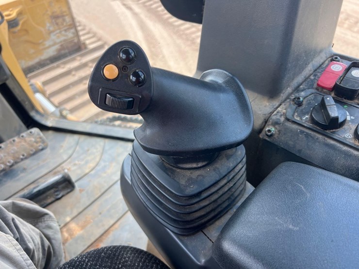 2021-caterpillar-d4-lgp-image-33