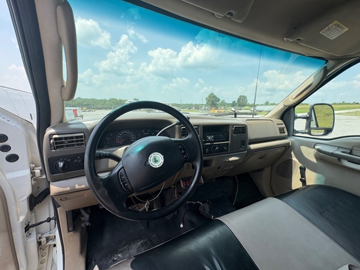 2003-ford-f550-xl-image-11