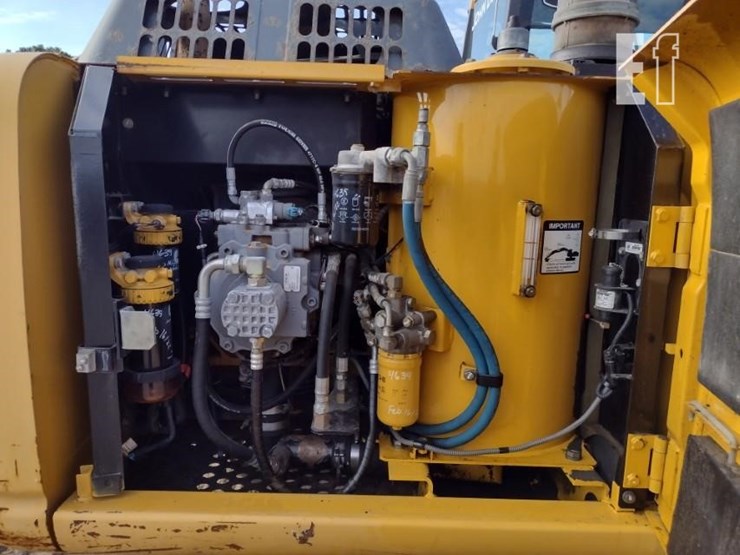 2010-deere-120d-image-45