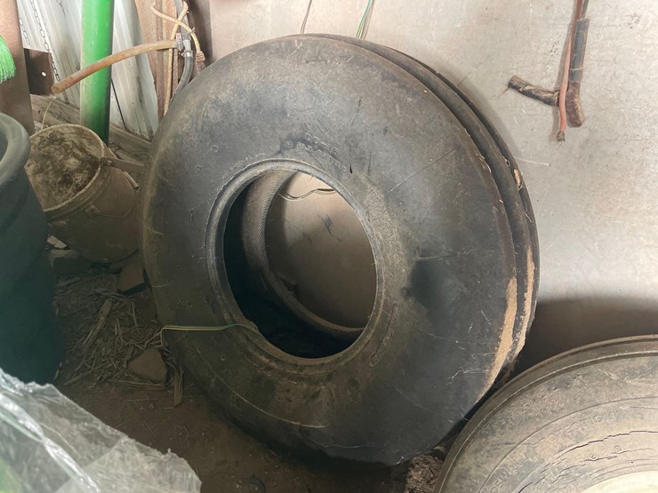like-new-11.00-16-tire-image-1