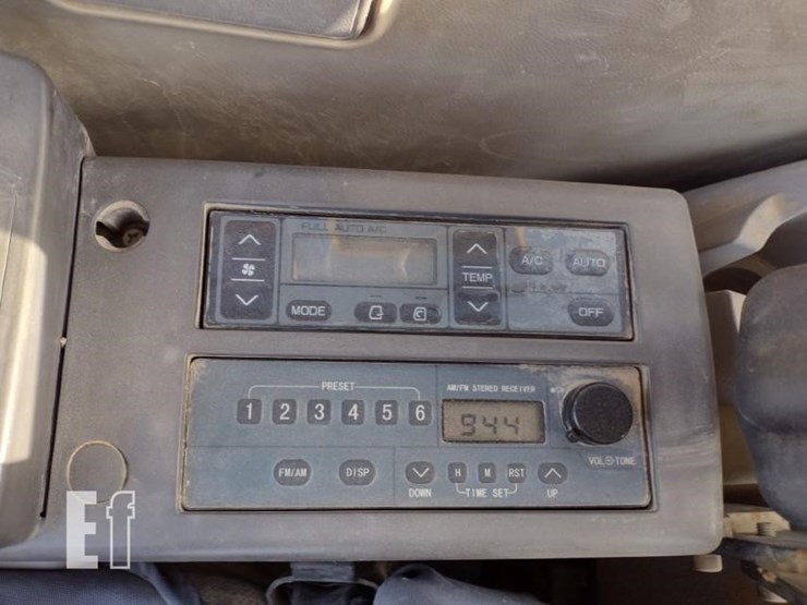 2010-deere-120d-image-10