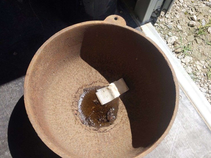 cast-iron-cauldron-image-3