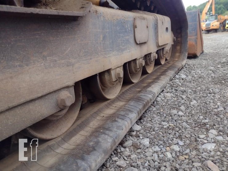 2015-deere-329e-image-31