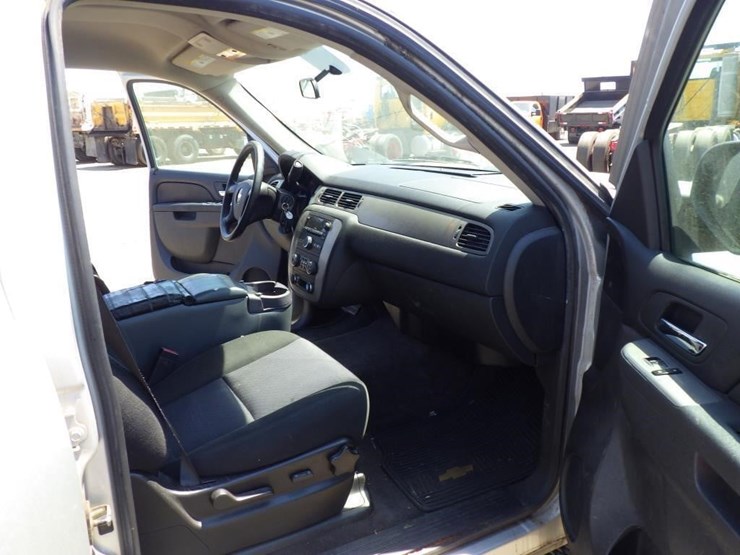 2010-chevrolet-suburban-image-6