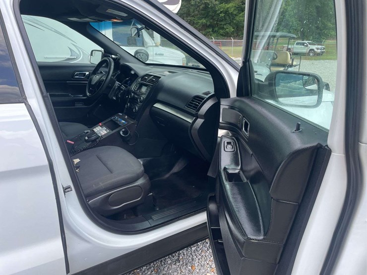 2018-ford-explorer-image-25