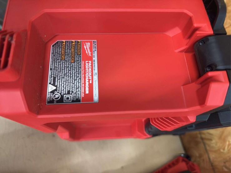 milwaukee-light-&-storage-box-light-image-8