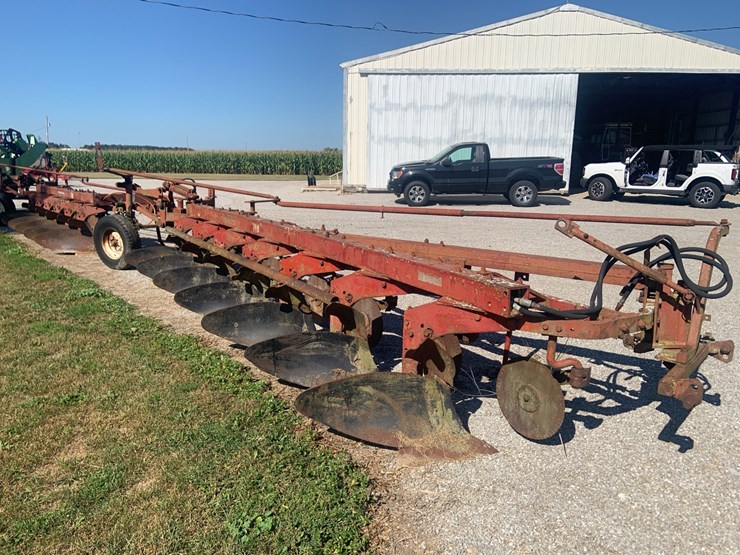 ih-700-7-bottom-plow-image-1