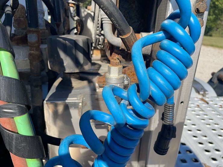 2016-volvo-day-cab-semi-image-31