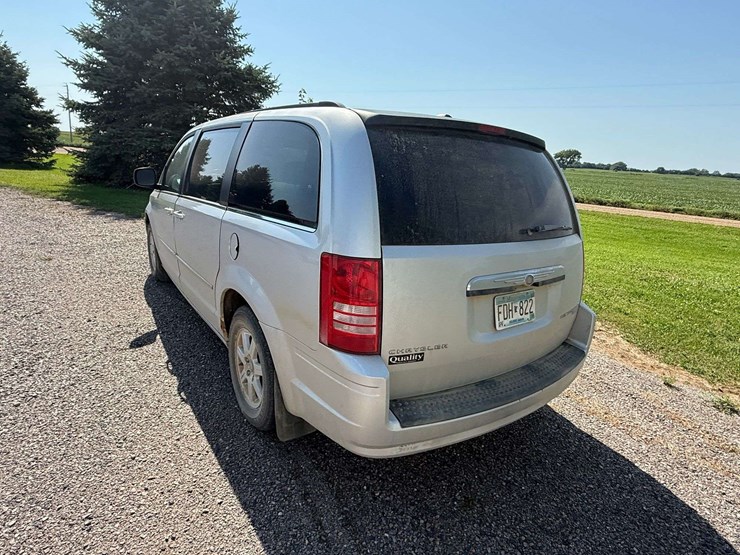 2010-chrysler-town-&-country-image-12
