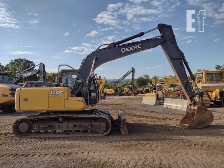 2010-deere-120d-image-3