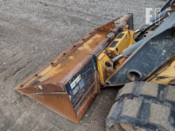 2015-deere-329e-image-18