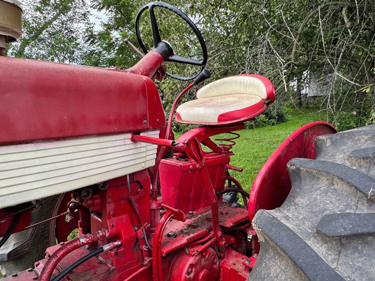 ih-460-tractor-image-11