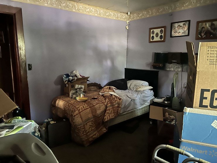 contents-of-907-n.-870-st.-e.-image-14