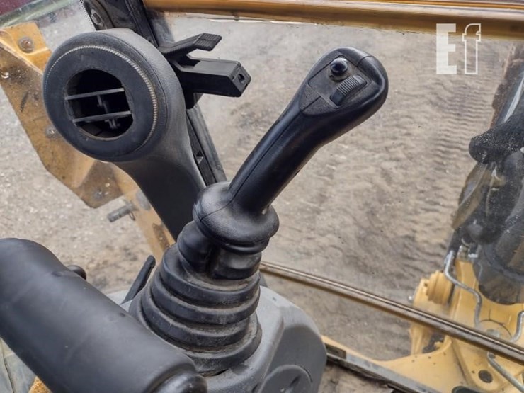 2020-deere-410l-image-11
