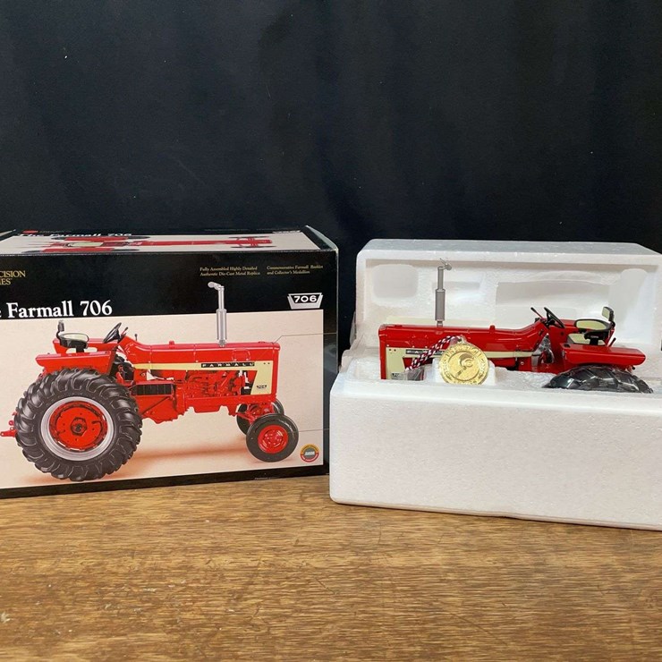 1/16 Farmall 706 Precision NIB Ertl
