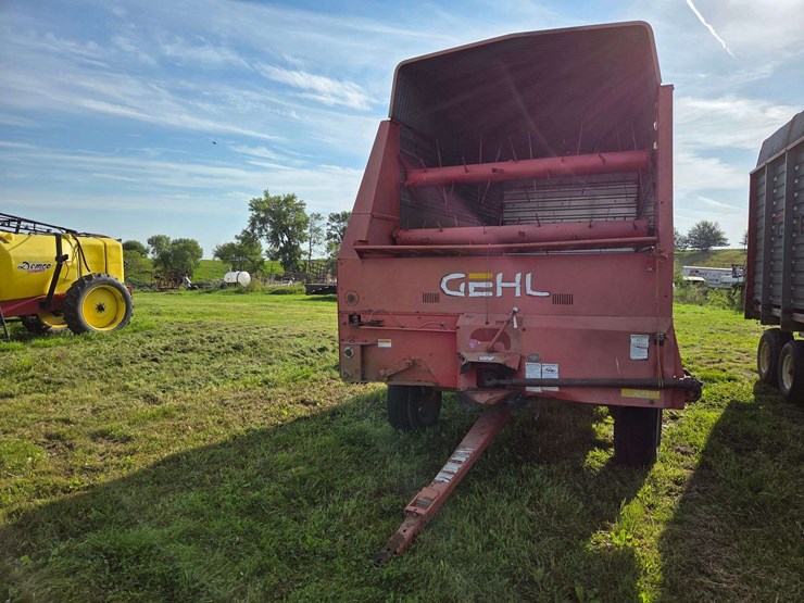 gehl-silage-wagon-on-tandem-running-gear,-12.5-x-15”-and-11l-x-15”-tires,-16’-long,-540-pto-image-14