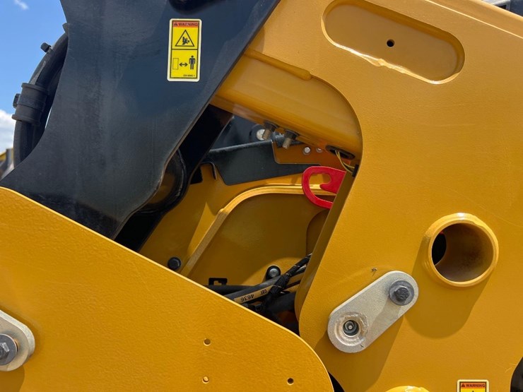 2024-caterpillar-255-skid-steer-image-17