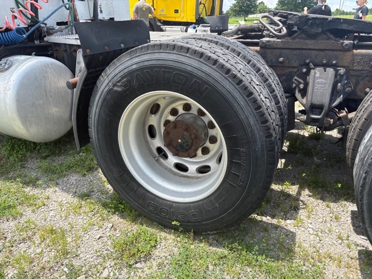 2010-peterbilt-386-image-12